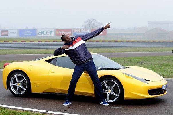 Usain Bolt hat Respekt vor den Maschinen aus Maranello. Foto: Puma/Auto-Reporter.NET